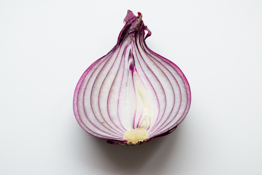 The amazing benefits of eating onions on a daily basis
